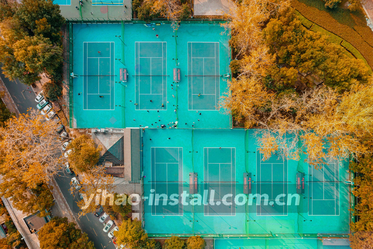 由抽象街区网格与坐标标记组成的区域示意，指向一片城市片区，不出现门牌与品牌标识